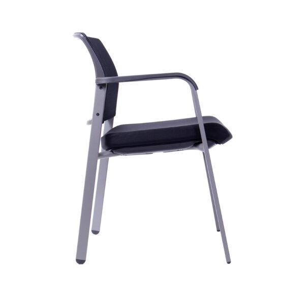 Silla de visita Mirror, estructura de 4 patas pintadas color gris, respaldo de malla y asiento tapizado, con brazos