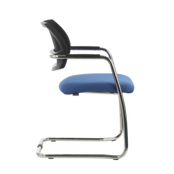 Silla Urban Trineo, de visita base trineo, con brazos, base cromada o pintada negrea, respaldo de malla, asiento tapizado color a eleccion