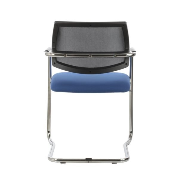 Silla Urban Trineo, de visita base trineo, con brazos, base cromada o pintada negrea, respaldo de malla, asiento tapizado color a eleccion