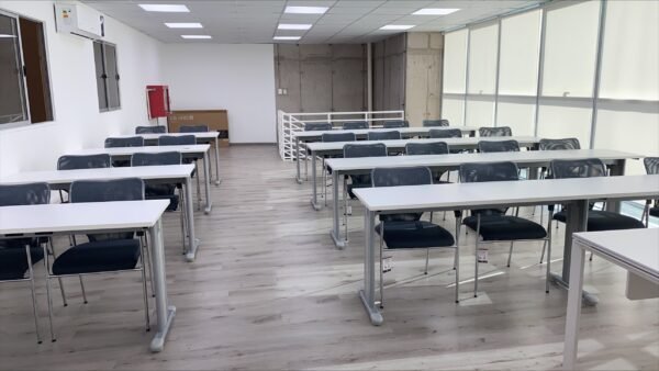 sala de capacitacion, mesas modulares, escritorios, base freestanding
