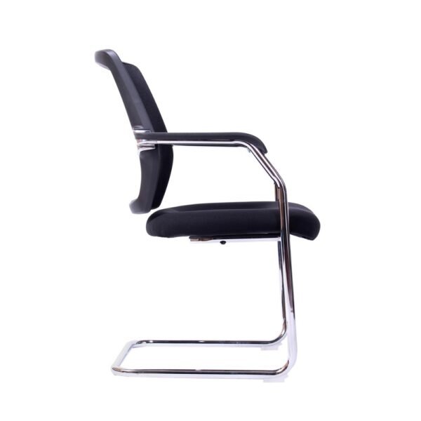 Silla de visita Tera, estructura trineo cromada, brazos fijos, respaldo de malla y asiento tapizado