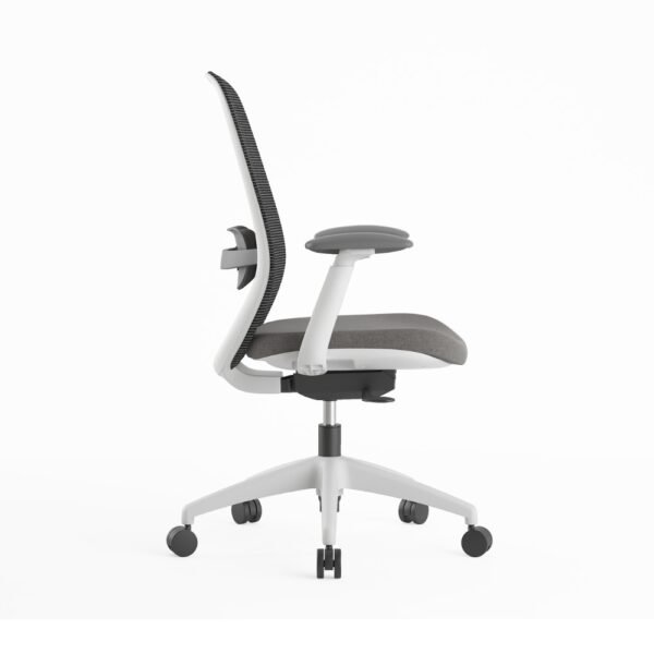 silla ejecutiva o gerencial estructura gris, asiento tapizado color gris, respaldo de malla gris, con cabecero tapizado, brazos regulables, mecanismo autopesante