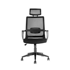 Silla ejecutiva Cova con cabecero, brazos fijos, respaldo de malla negra, asiento tapizado en tela negra.