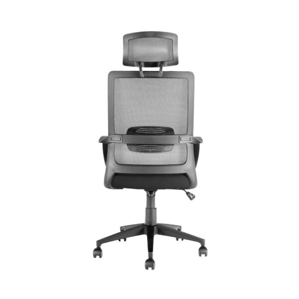 Silla ejecutiva Cova con cabecero, brazos fijos, respaldo de malla negra, asiento tapizado en tela negra.