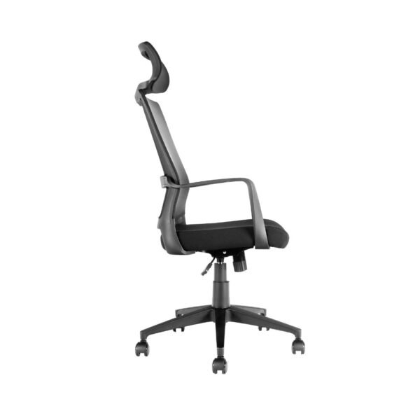 Silla ejecutiva Cova con cabecero, brazos fijos, respaldo de malla negra, asiento tapizado en tela negra.