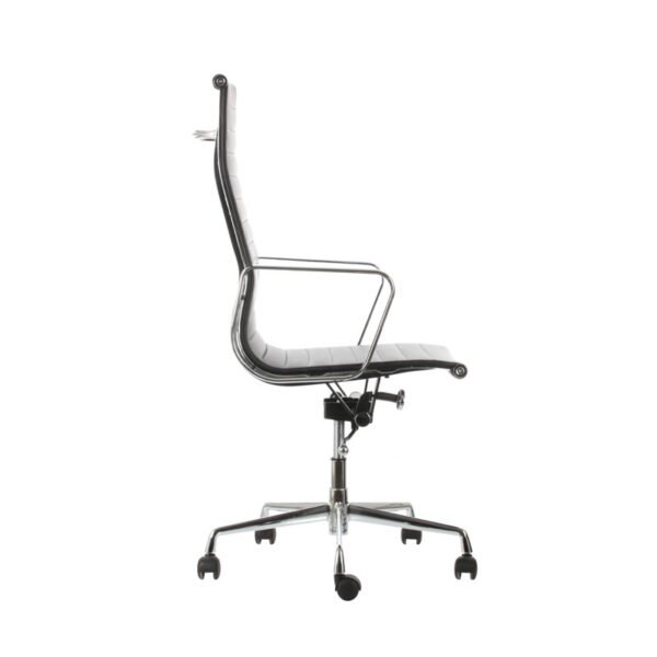Silla de respaldo alto, completa tapizada en ecocuero, brazos metalicos cromados, estrella cromada