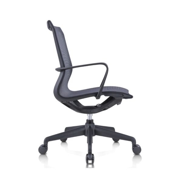 Silla ejecutiva Fly asiento y respaldo de malla de una pieza, base negra, brazos fijos.